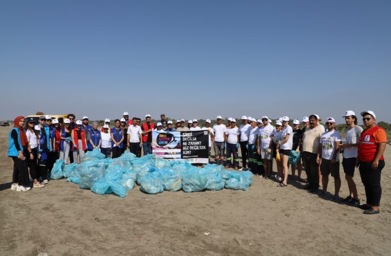 Belediye yetkilileri ve gönüllü kurum ve kuruluşların katılımıyla Adanalıoğlu sahili temizlendi