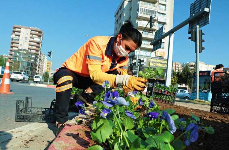 MERSİN BÜYÜKŞEHİR, 430 BİN ÇİÇEĞİ TOPRAKLA BULUŞTURDU