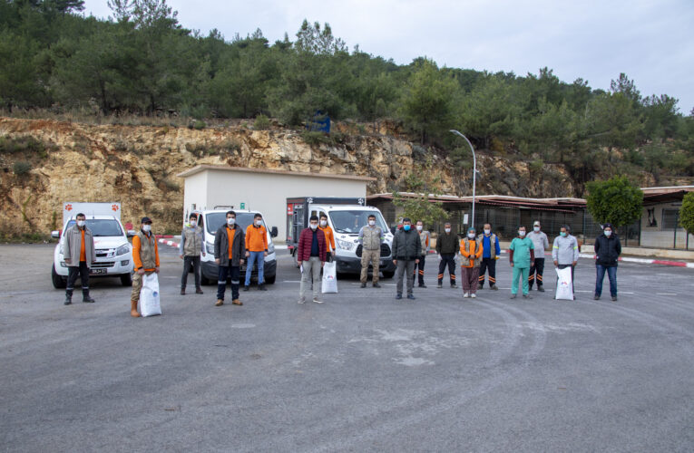 MERSİN BÜYÜKŞEHİR EKİPLERİ, SOKAĞA ÇIKMA YASAĞINDA DA PATİLİLERİ VE KANATLI DOSTLARI BESLEDİ