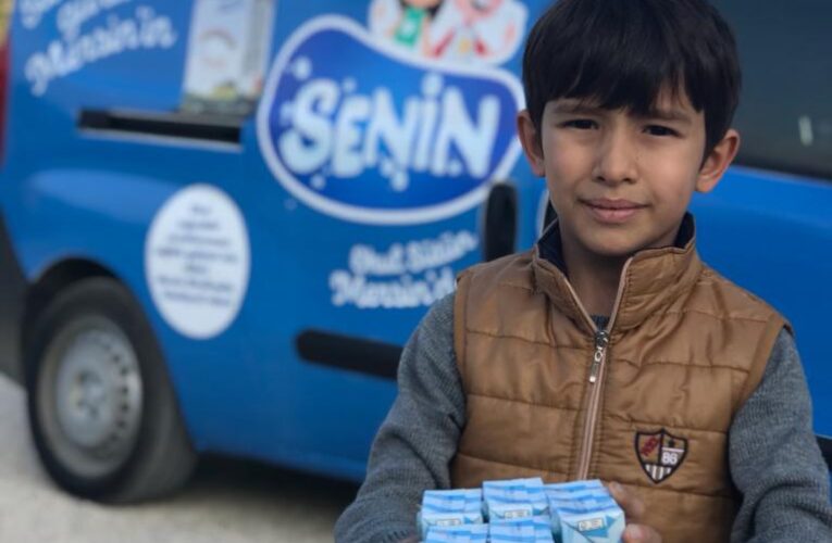 BÜYÜKŞEHİR, PANDEMİ DÖNEMİNDE OKUL SÜTLERİNİ MİNİKLERİN EVİNE ULAŞTIRIYOR