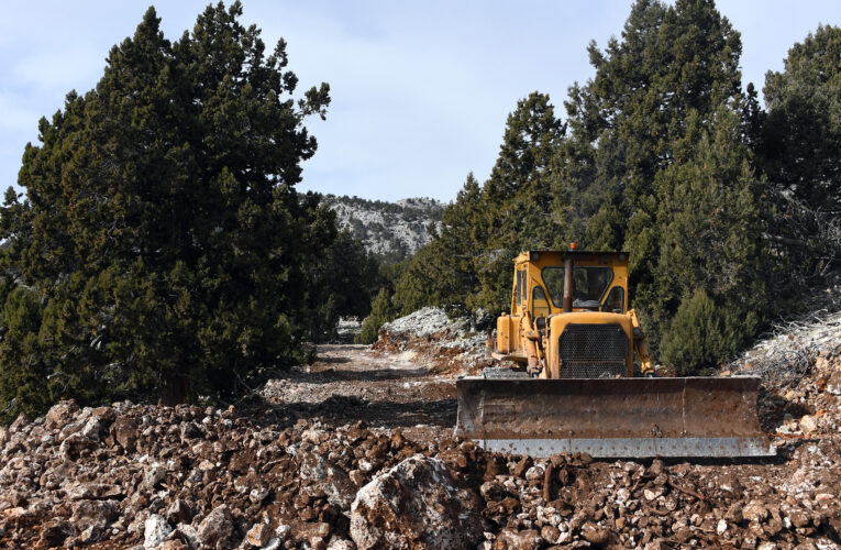 KIŞ ŞARTLARINDA MERKEZLE BAĞI KOPAN AİLENİN YOL SORUNU ÇÖZÜLDÜ