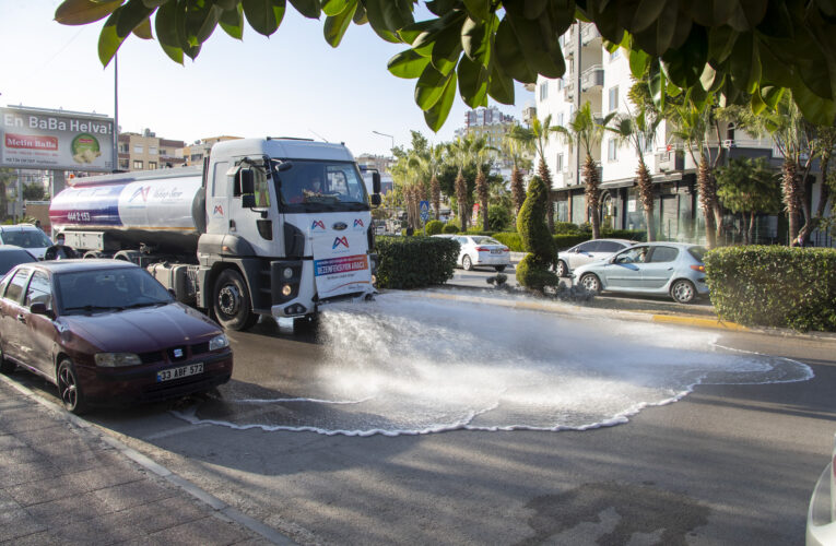 ARAZÖZLER İLE CADDE, SOKAK VE BULVARLAR DEZENFEKTE EDİLİYOR
