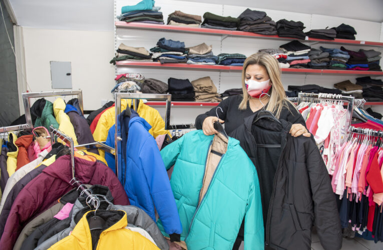 KIYAFET EVİ İLE ÇOCUKLARIN YÜZLERİ GÜLMEYE DEVAM EDİYOR