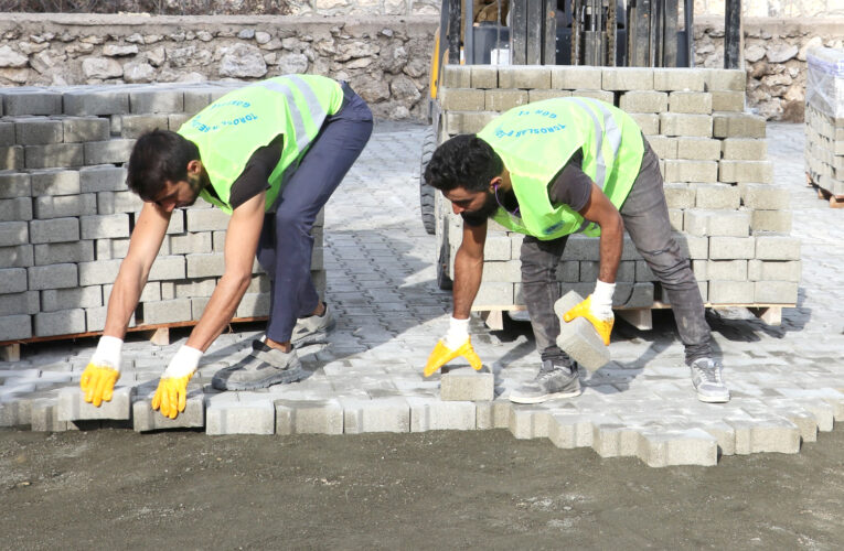 SOĞUCAK’TA YOLLAR KİLİT PARKE İLE KAPLANIYOR