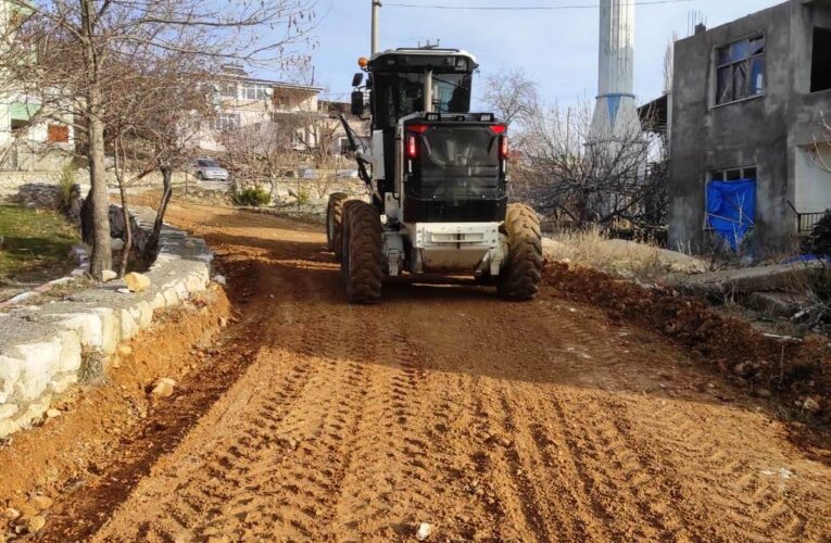 GÜLNAR BELEDİYESİ, YOL BAKIM VE ONARIM ÇALIŞMALARINA DEVAM EDİYOR