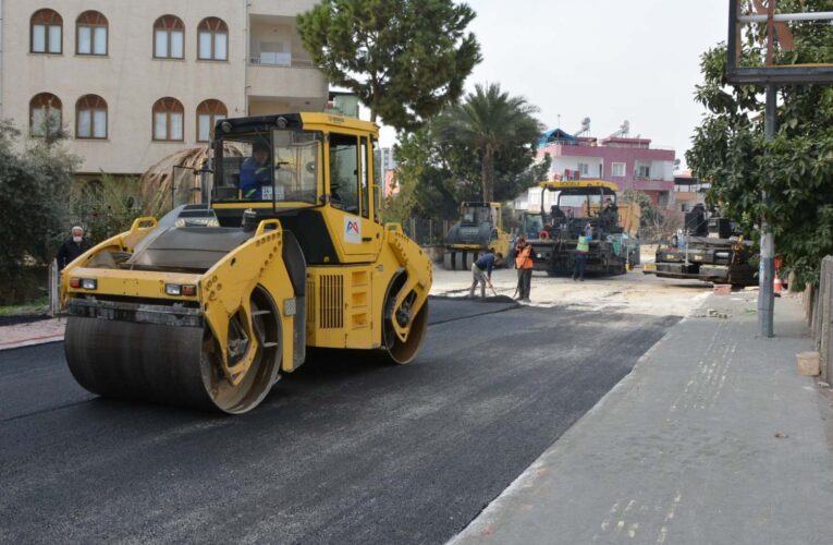 BÜYÜKŞEHİR, TARSUS’TA YOL DÜZENLEME VE ASFALT ÇALIŞMALARINA DEVAM EDİYOR