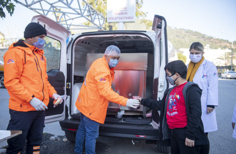 BÜYÜKŞEHİR’İN ÇORBASI MERKEZE KİLOMETRELERCE UZAKTA DA VATANDAŞLARA ULAŞIYOR