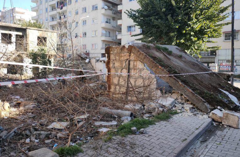 AKDENİZ’DE KENTSEL DÖNÜŞÜMDEN BAŞKA ÇARE YOK