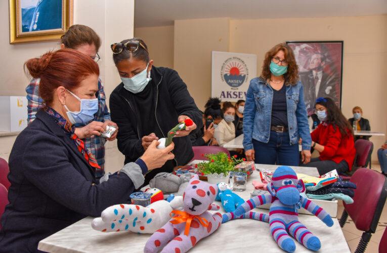 KADINLAR ÇORAPTAN OYUNCAKLAR YAPIP, ÜRETİME KATILIYOR