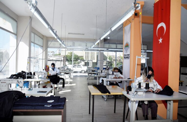 ATÖLYE DEĞİL SANKİ FABRİKA! TOROSLAR BELEDİYESİ’NİN PERSONEL ÜNİFORMALARI DA TORTEK’İN ÜRETİM AĞINDA