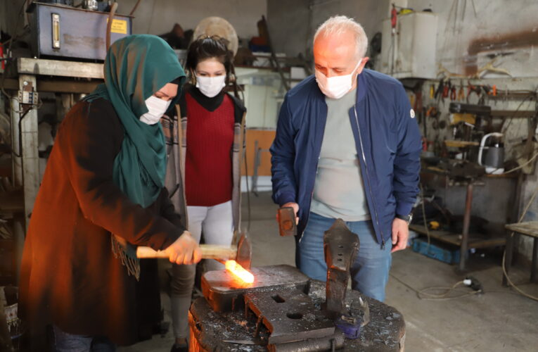 BAŞKAN GÜLTAK, ÖDÜLLÜ DEMİRCİ USTASI FATMA KALKAN’I ATÖLYESİNDE ZİYARET ETTİ