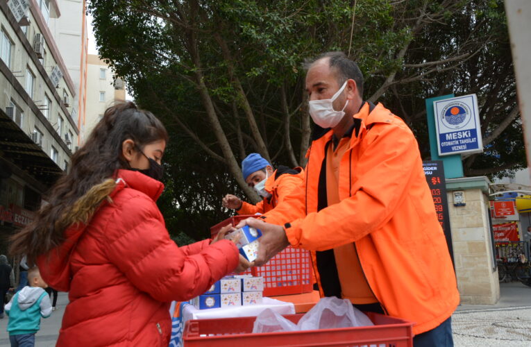 BÜYÜKŞEHİR, KENT GENELİNDE 30 BİN KANDİL SİMİDİ DAĞITTI
