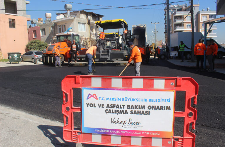 BÜYÜKŞEHİR, MEZİTLİ’DE 3 CADDEDE SICAK ASFALT ÇALIŞMASI YAPTI