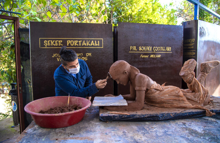 BÜYÜKŞEHİR SANATSAL HEYKELLERLE ÇOCUKLARI OKUMAYA ÖZENDİRMEYİ AMAÇLIYOR