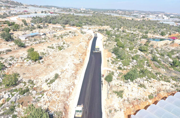 MERSİNLİ ÜRETİCİNİN YOL SORUNUNU BÜYÜKŞEHİR ÇÖZÜYOR