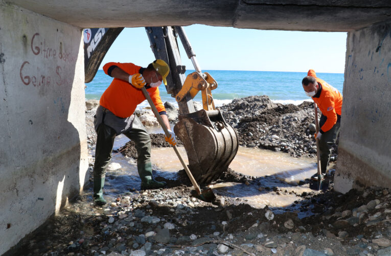 KENT GENELİNDEKİ 862 MENFEZ DÜZENLİ OLARAK TEMİZLENİYOR VE İLAÇLANIYOR