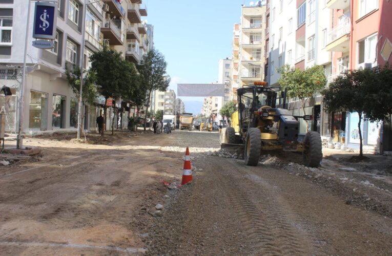 YOL YAPIM EKİPLERİ, 6 İLÇEDE ÇALIŞMA YÜRÜTÜYOR