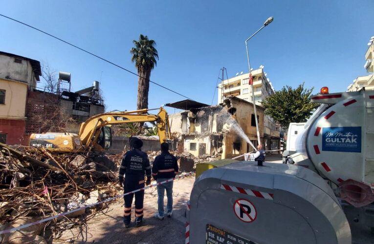 BAHÇE MAHALLESİ’NDE 2 KATLI METRUK YAPI KONTROLLÜ ŞEKİLDE YIKILDI