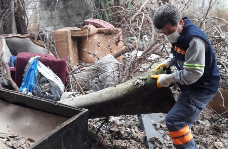 TERK EDİLMİŞ EVDEN, 4 RÖMORK ÇÖP TOPLANDI