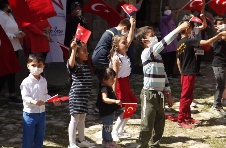 ELLERİNDEKİ BAYRAKLARIYLA 23 NİSAN İÇİN ŞARKILAR SÖYLEDİLER