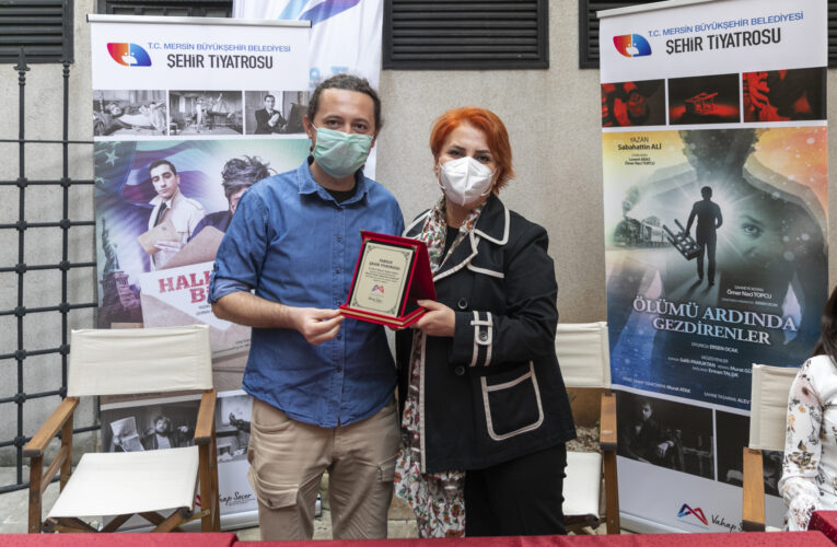 BÜYÜKŞEHİR’DEN FESTİVAL SONRASI TİYATRO TOPLULUKLARINA TEŞEKKÜR PLAKETİ