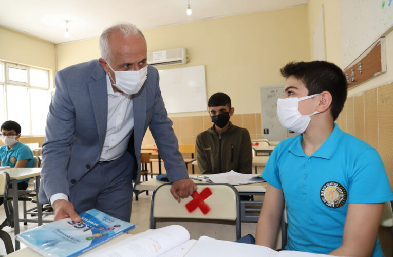 İki okulda düzenlenen kitap dağıtım törenine Başkan Gültak da katıldı