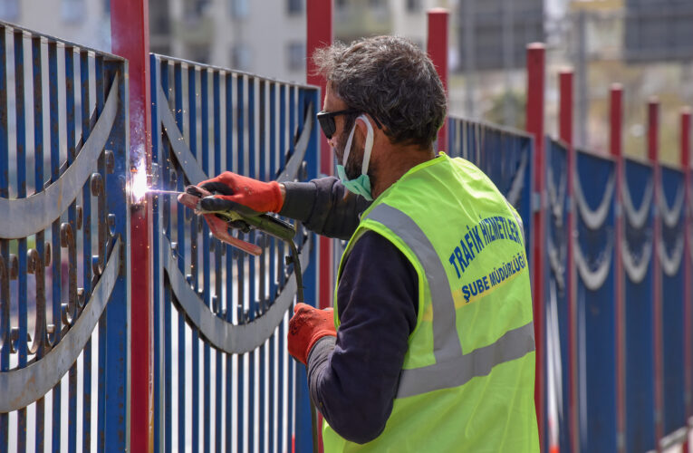 MERSİN BÜYÜKŞEHİR, YOL VE YAYA GÜVENLİĞİ İÇİN ÇALIŞIYOR