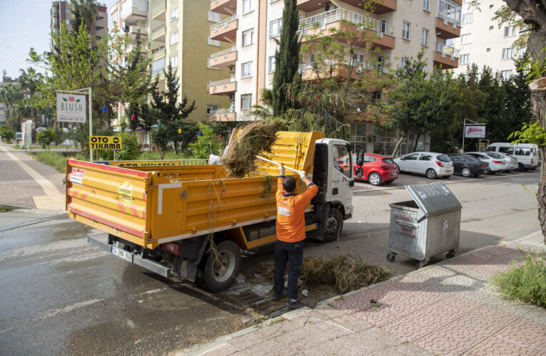 SOKAKLAR BOŞALIYOR, BÜYÜKŞEHİR EKİPLERİ GECE-GÜNDÜZ TEMİZLİK YAPIYOR