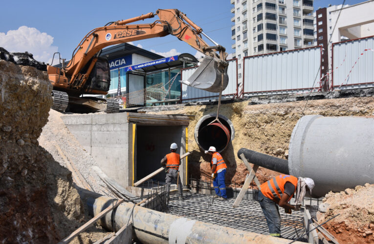 VATAN CADDESİ KALİTELİ YAĞMURSUYU ALTYAPISINA KAVUŞTU