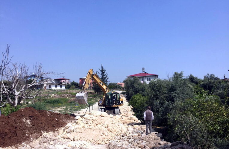 Fen işleri ekipleri, ilçenin dört bir yanına hizmet veriyor