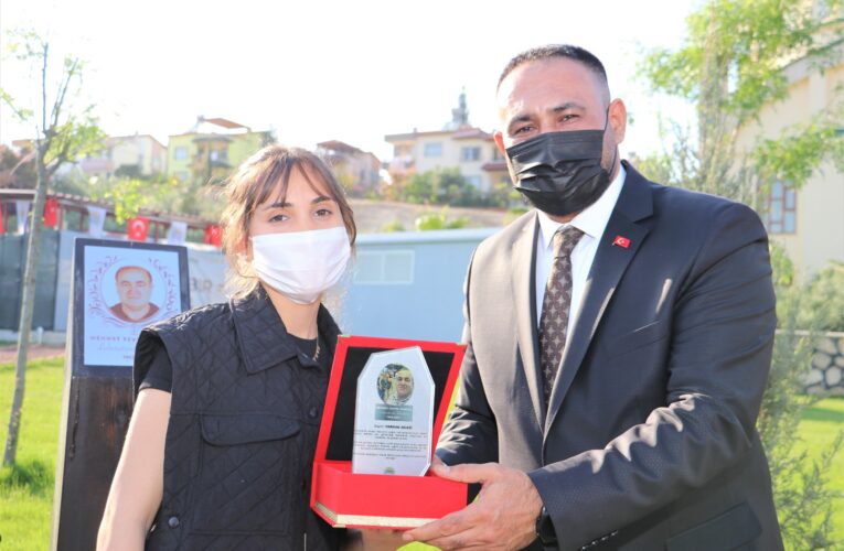 Sağlık kahramanlarının ailelerine plaket