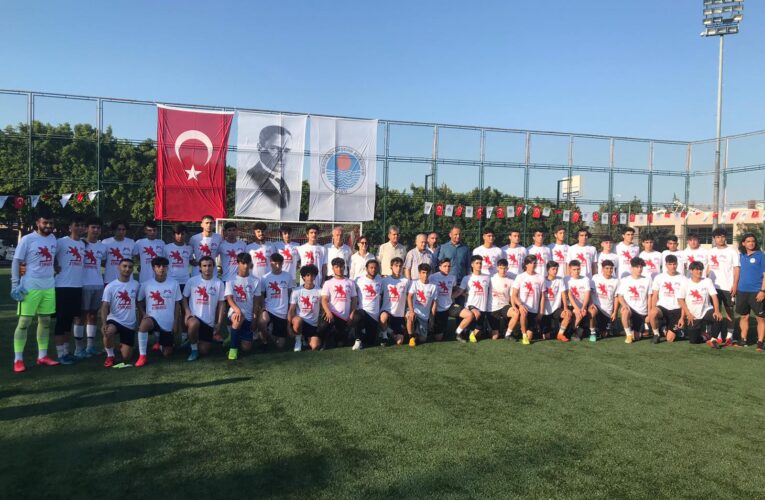 ANTRENÖRLER VE GENÇ FUTBOLCULAR BAYRAM COŞKUSUYLA SAHAYA İNDİ