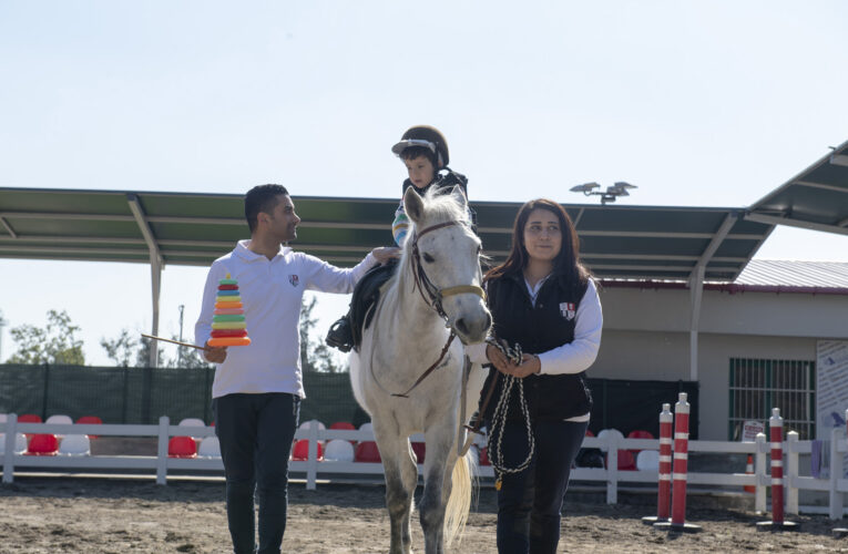 BÜYÜKŞEHİR, ENGELLİ BİREYLERİN ÖNÜNDEKİ ENGELLERİ KALDIRIYOR