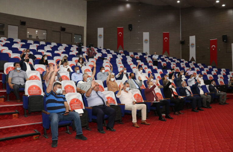 Toroslar Meclisi’nde yüzlerce sivilin ölümüne neden olan saldırılar kınandı