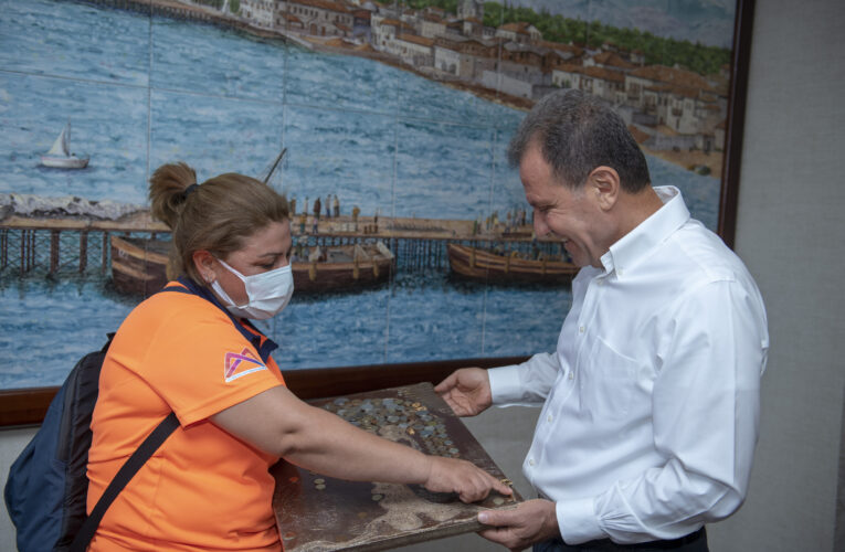 BÜYÜKŞEHİR SAHA PERSONELİ DİLEK CANSIZ, ATIKLARI SANAT ESERİNE DÖNÜŞTÜRÜYOR