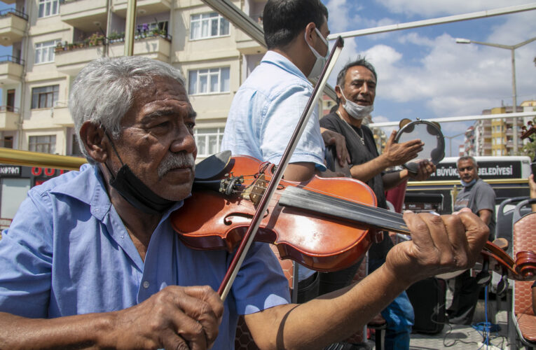 ROMAN HAVALARI SİLİFKE’NİN CADDE VE SOKAKLARINI SARDI; MÜZİK SESLERİ SİLİFKE’YE RENK KATTI