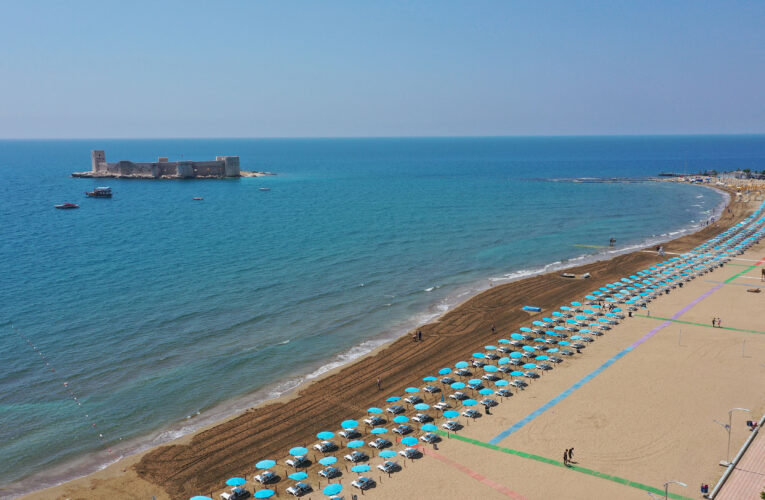 KIZKALESİ HALK PLAJI’NDA MAVİ BAYRAK GÖNDERE ÇEKİLDİ