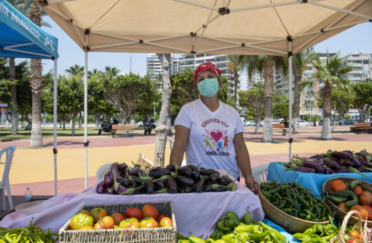 ÜRETİCİ KADINLAR ATIK MALZEMELERDEN YAPTIKLARI ÜRÜNLERİ DOĞA DOSTU STANTLARDA SERGİLEDİ