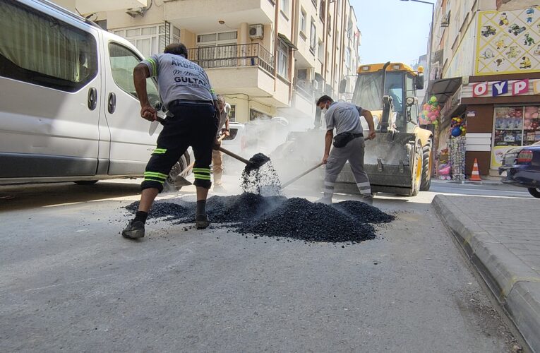AKDENİZ’DE ASFALT YAMA VE YOL AÇMA ÇALIŞMALARI HIZ KAZANDI