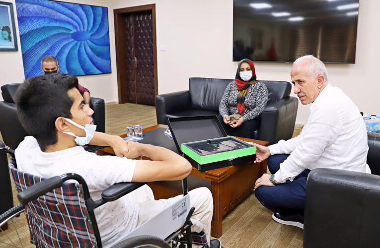 BAŞKAN GÜLTAK’TAN, ENGELLİ ÖĞRENCİ BARIŞ’A BİLGİSAYAR