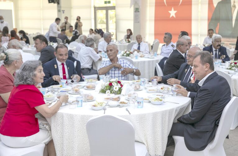 SEÇER: “BİZ HER ZAMAN ONLARIN YANINDA DİMDİK OLACAĞIZ”