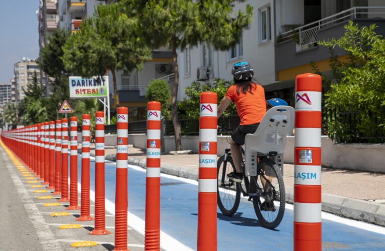 BİSİKLETLİLERİN CAN GÜVENLİĞİNİ KORUMAK İÇİN KONULAN DELİNATÖRLER ARAÇ KULLANICILARI TARAFINDAN EZİLDİ