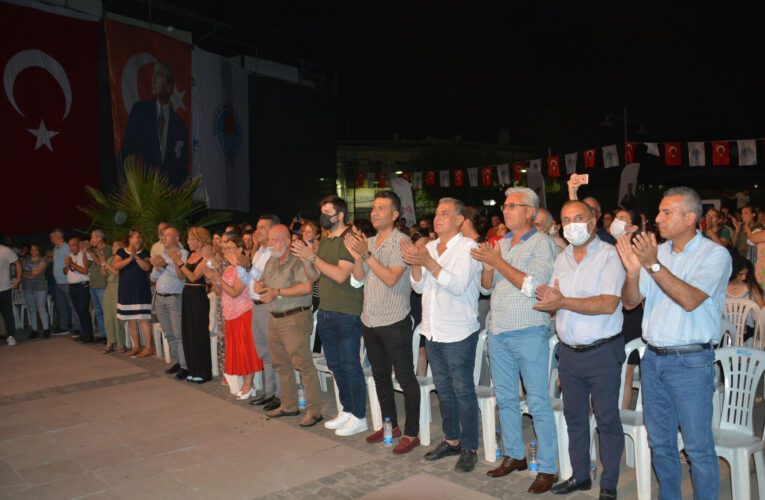 “AŞK OLSUN” MÜZİK VE ŞİİR DİNLETİSİ TARSUSLULARIN BÜYÜK BEĞENİSİNİ TOPLADI