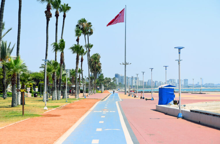 BÜYÜKŞEHİR, BİSİKLET YOLUNDA KARŞILAŞILAN YAYA VE TAŞIT ENGELİNE KARŞI ÇAĞRI YAPTI