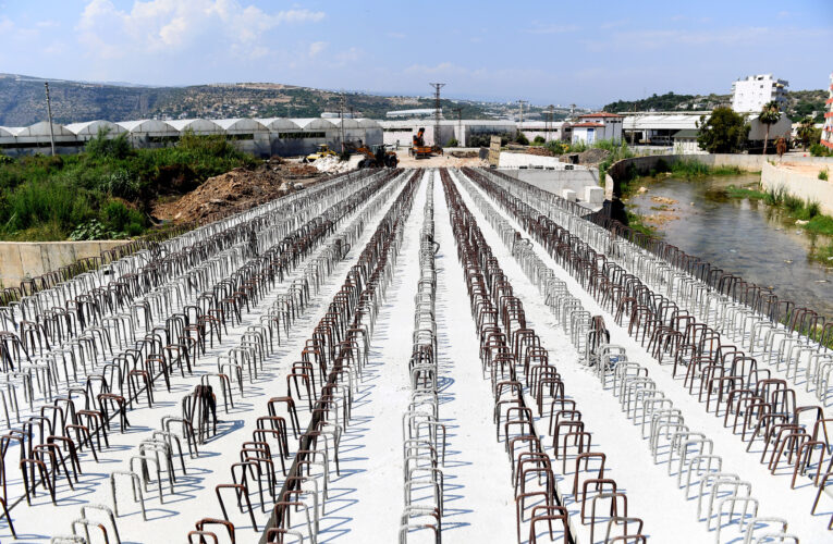 BÜYÜKŞEHİR, LAMOS KÖPRÜSÜ İLE ERDEMLİ’NİN BİR SORUNUNA DAHA ÇARE OLUYOR