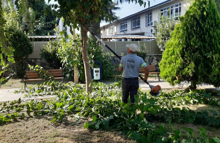 AKDENİZ’DE PARK VE BAHÇELER BAKIMDAN GEÇİYOR