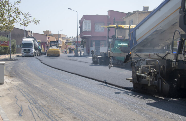 ÇİFTÇİLER CADDESİ’NİN 2 BİN 200 METRELİK KISMINDA ASFALT SERİM ÇALIŞMASI SÜRÜYOR