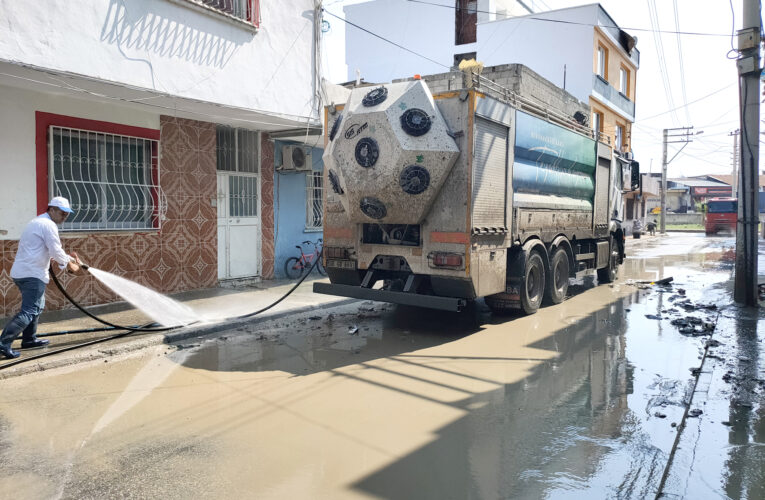AKDENİZ BELEDİYESİ, SU BASKINLARINDAN ETKİLENEN VATANDAŞLARIN YARDIMINA KOŞTU