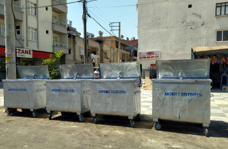 AKDENİZ BELEDİYESİ ÇÖP KONTEYNIRLARINI YENİLİYOR