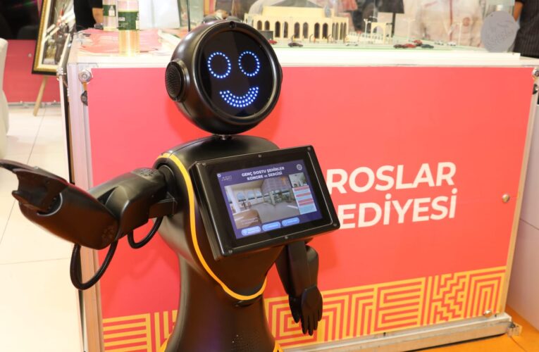 TOROSLAR BELEDİYESİ’NİN STANDINDA TEKNOLOJİK MİSAFİR